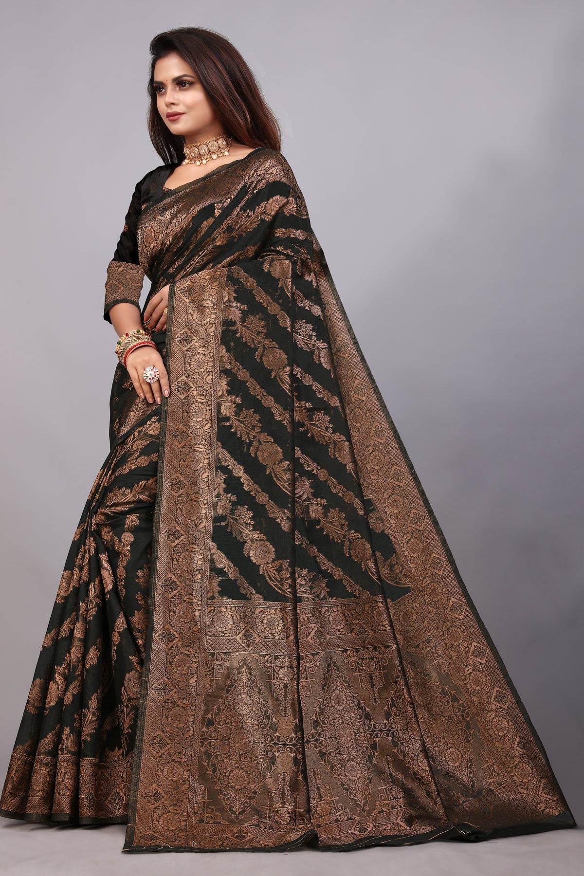 Delightful Exclusive Attractive Designer Bollywood Saree For Women Soft Lichi Silk saree with Rich Pallu & Meenakari with Weaving  Border ( Rapair Leriya - Black )