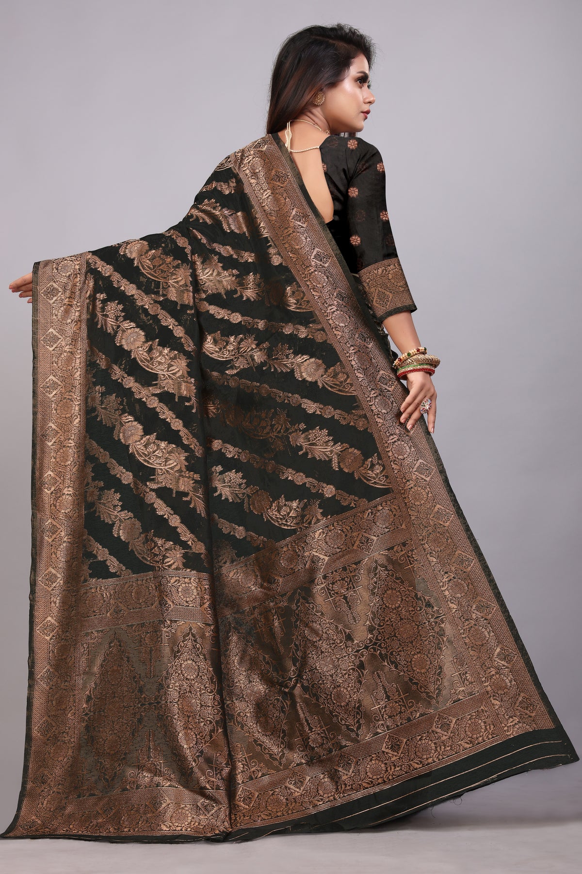 Delightful Exclusive Attractive Designer Bollywood Saree For Women Soft Lichi Silk saree with Rich Pallu & Meenakari with Weaving  Border ( Rapair Leriya - Black )
